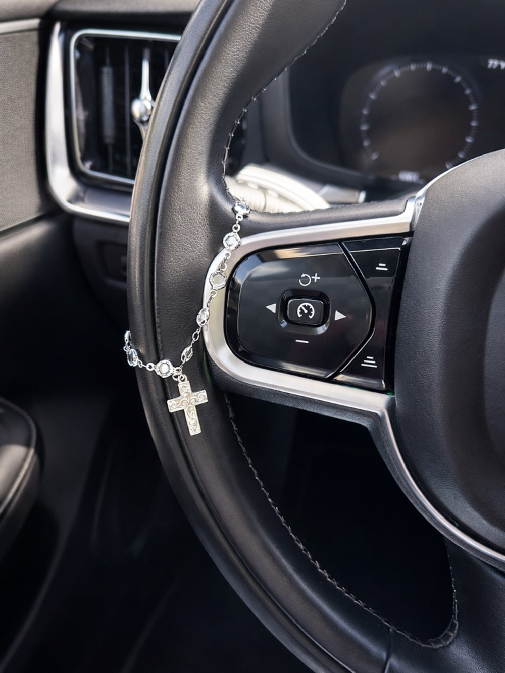 Crystal Beaded Steering Wheel Charm Cross Pendant Car Accessory - Picture 3 of 3